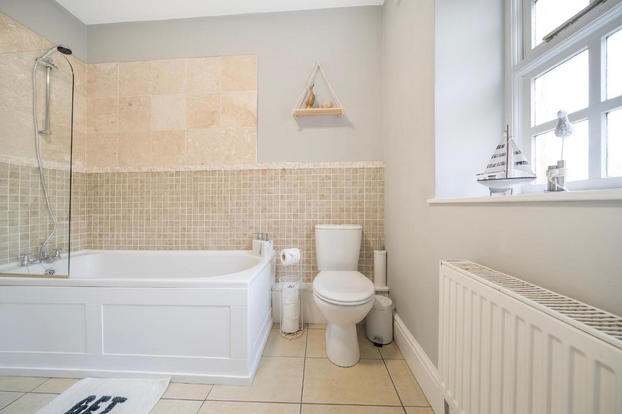 1 Bed House, Free Parking, 15 Minutes From Cheltenham Races Глостер Экстерьер фото